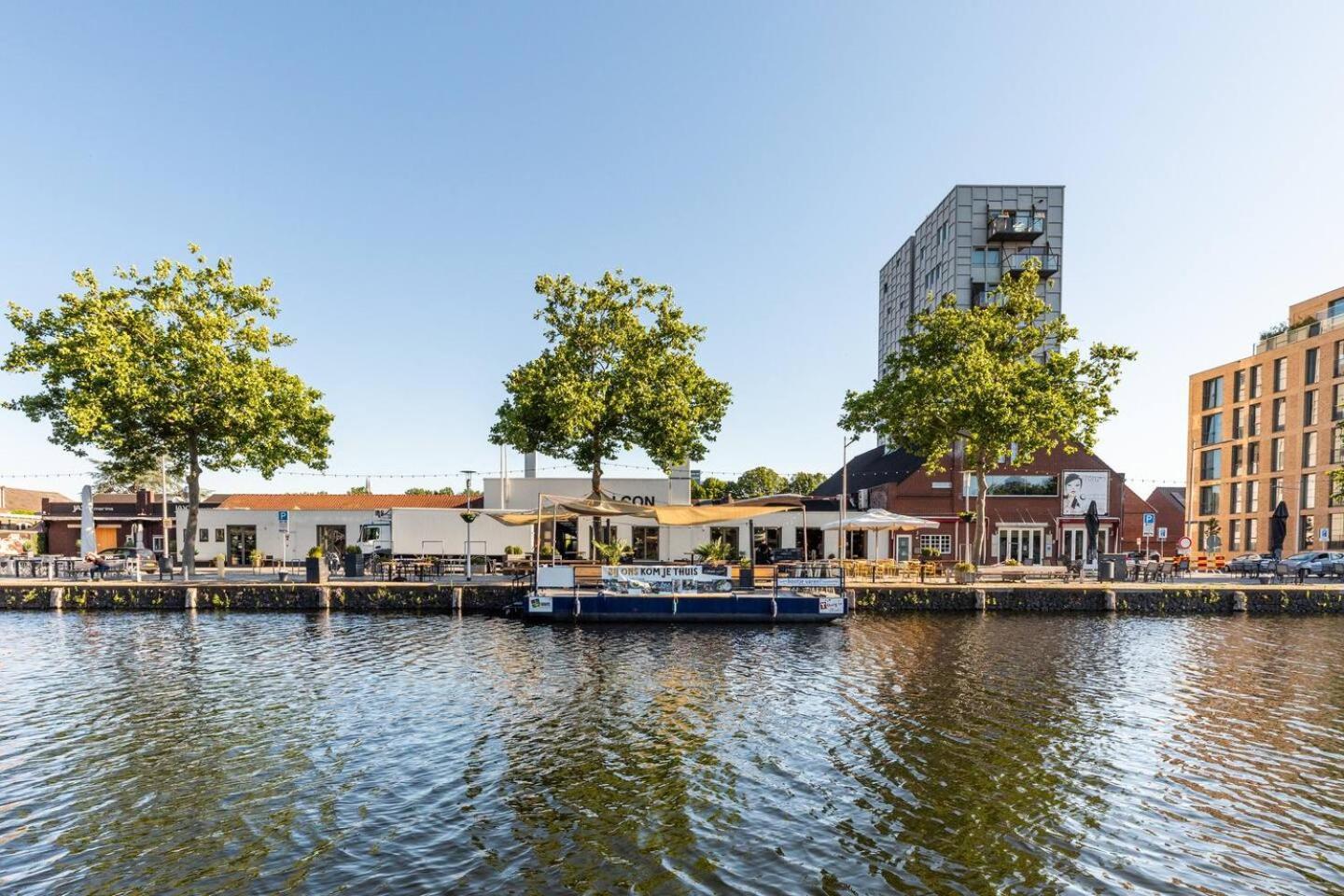 Xxl Loft With Bath Located Stadsvilla Tilburg Luaran gambar
